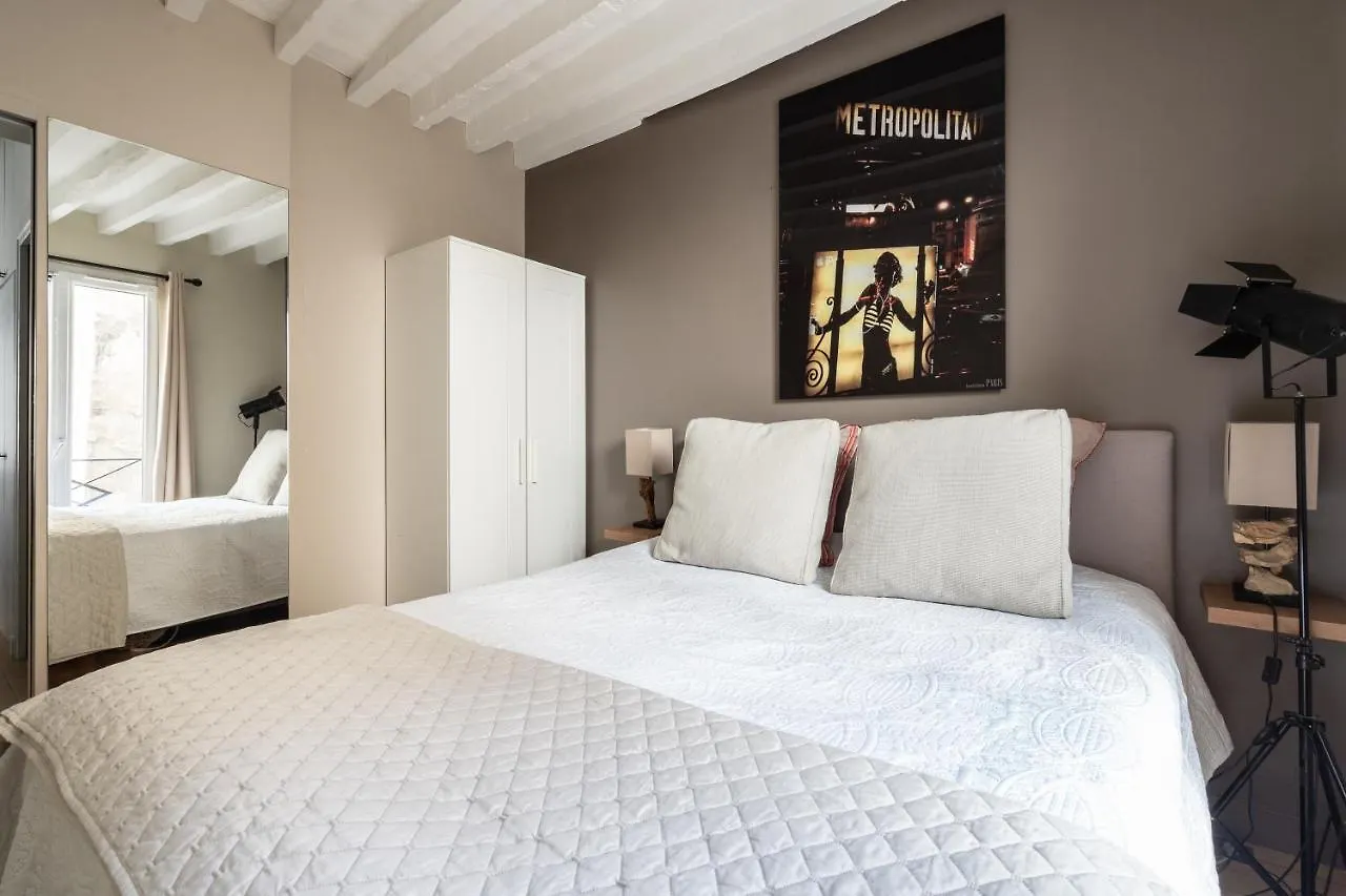 Room In Apartment - Cosy Place In The Hear Of Parigi 0*,